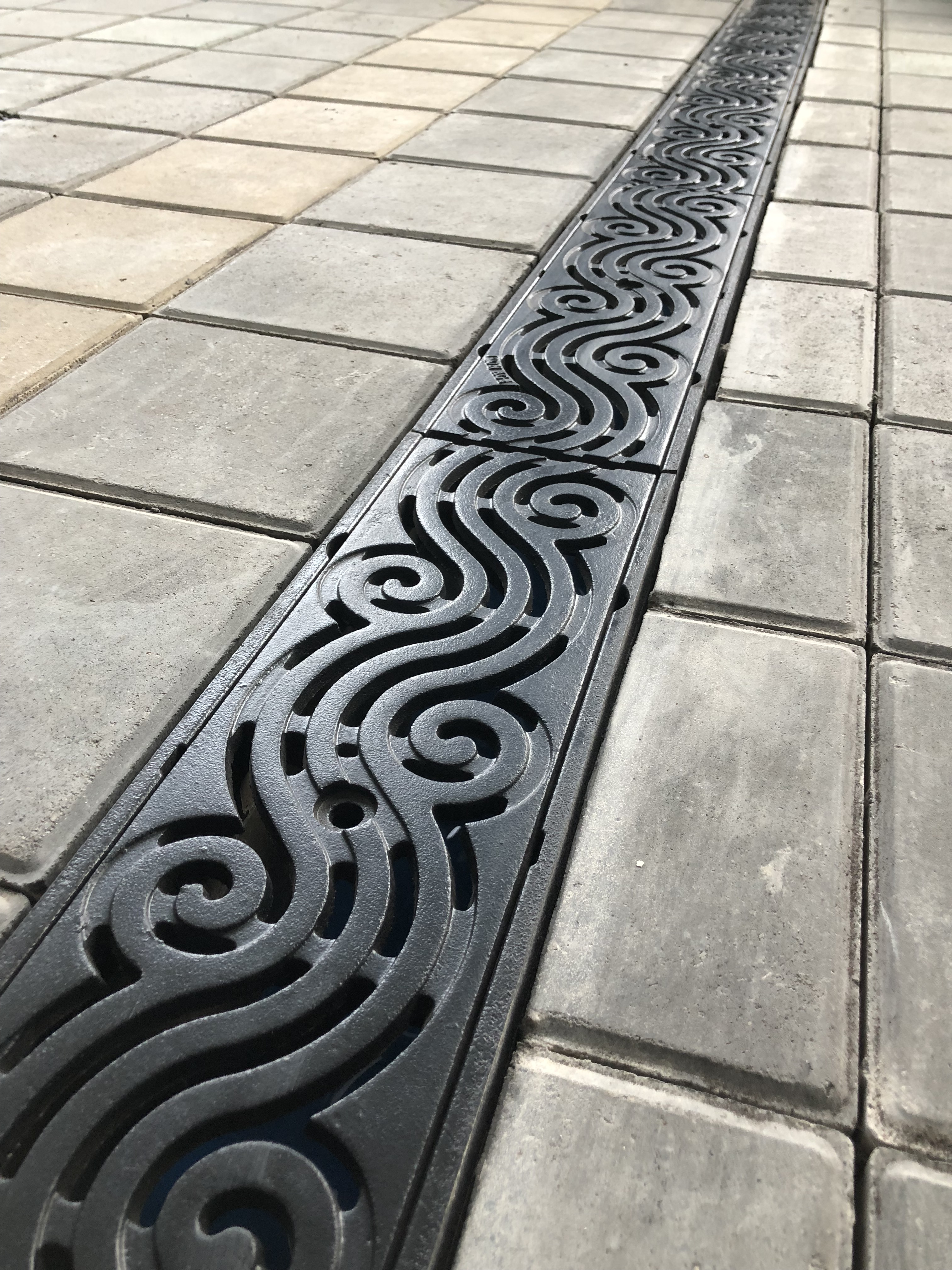 住宅庭院排水選用樹脂線性排水溝簡(jiǎn)潔美觀